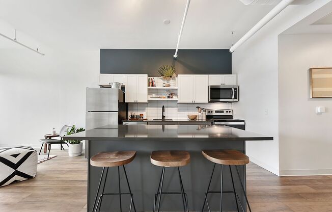 2 beds, 1 bath, 865 sqft, $2,350, Unit Unit 612