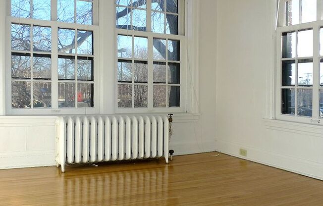 2 beds, 1 bath, 860 sqft, $1,305, Unit 24 - 212