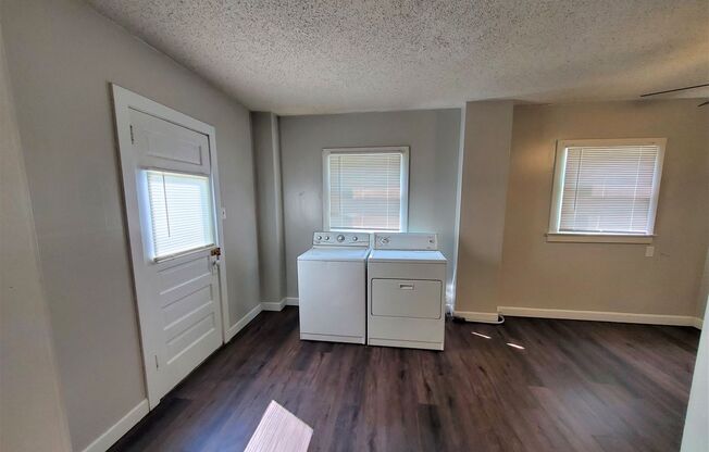 2 beds, 1 bath, $795, Unit 1005 Main Floor