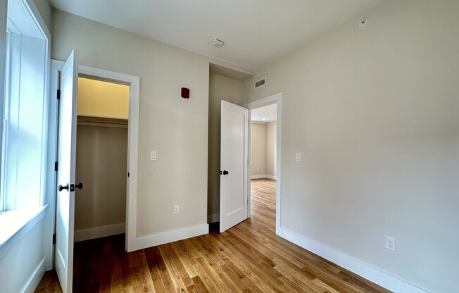 2 beds, 1 bath, $4,800, Unit 5R