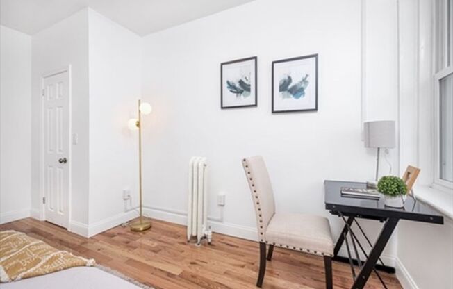 2 beds, 1 bath, $2,900, Unit # 20