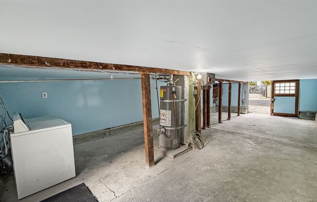 Cozy 2bed/1bath House w/a Huge Basement, Washer/Dryer, & off street pkg. space in the heart of Emeryville