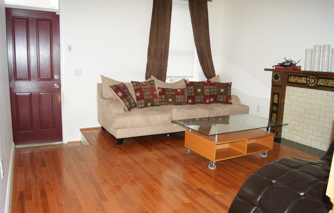 3BR/1.5BA Beautiful Townhome in East Monument Near Hopkins Hospital