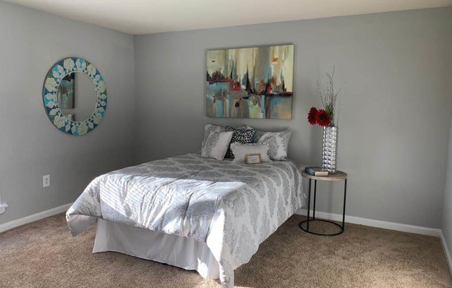a bedroom with a bed and a painting on the wallat The Glendale Residence Apartments, Lanham, 20706