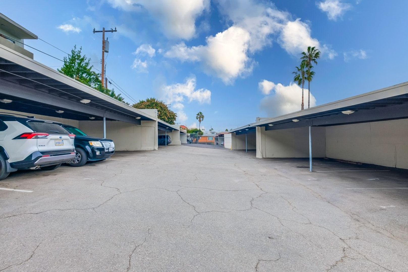 629 - 633 W. Hyde Park Blvd