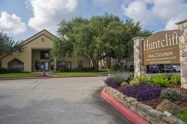 Huntcliff Apartments in League City