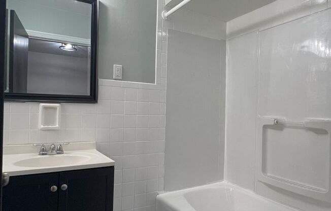 2 beds, 1 bath, $1,100, Unit 548 Valley Rd Apt B