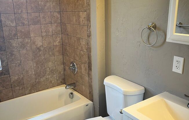 2 beds, 1 bath, 939 sqft, $1,250