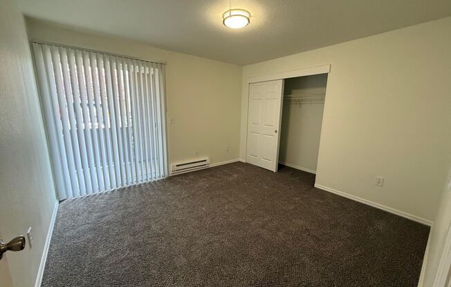 2 beds, 1 bath, 880 sqft, $1,699, Unit J-102