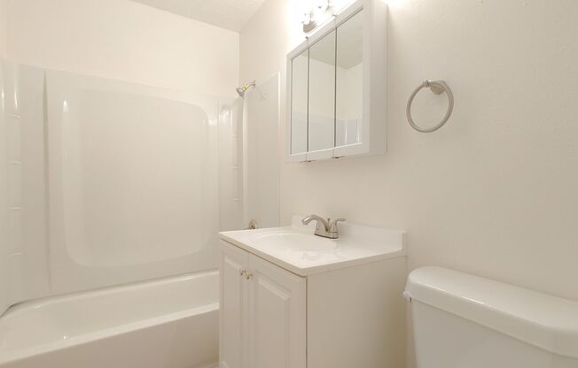 1 bed, 1 bath, 700 sqft, $915, Unit Unit 116