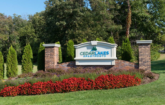 the sign at the entrance to the green lakes apartments sign