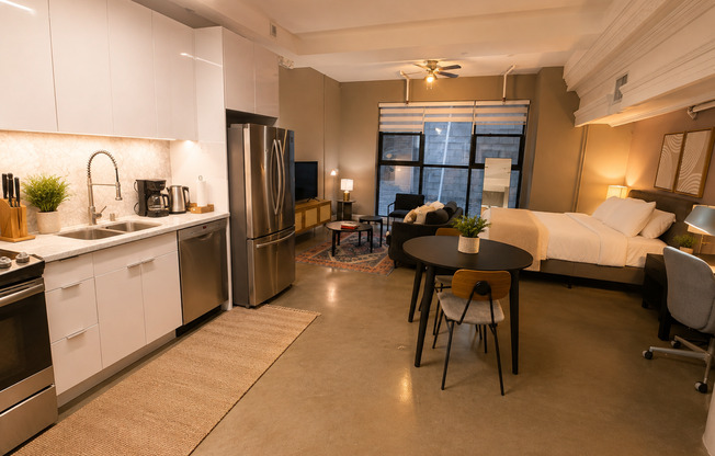 Studio, 1 bath, 549 sqft, $1,960, Unit 203