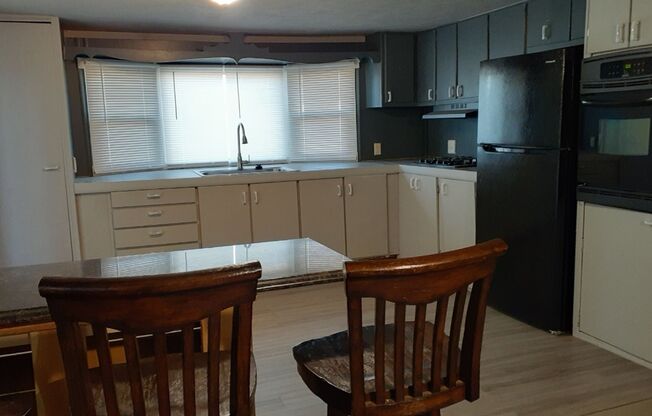 2 beds, 1 bath, $795, Unit D4