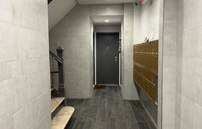 451 W 44 ST