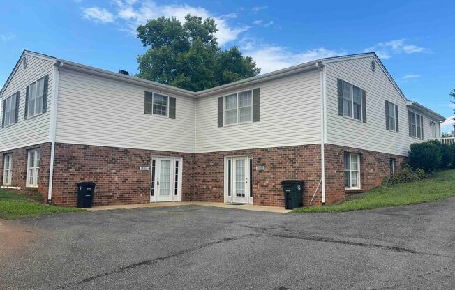 1 bed, 1 bath, $925, Unit B