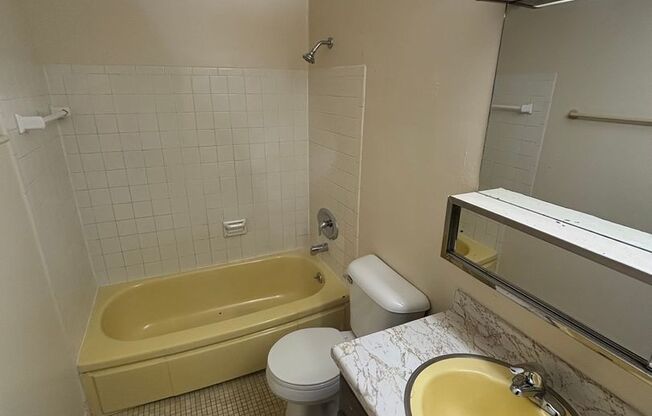 2 beds, 1 bath, 800 sqft, $999, Unit Custer-219