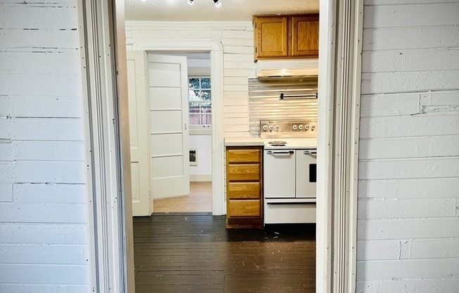 604 NE SAN RAFAEL ST