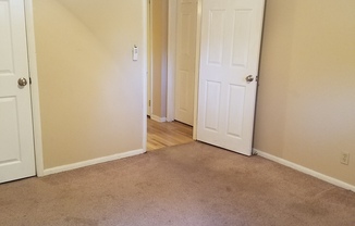 2 beds, 1 bath, $900, Unit 2316 Yale Blvd.