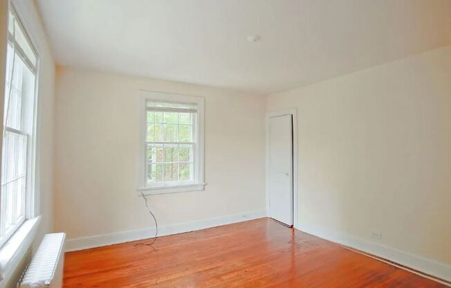 2025-2026 School Year / 8 Bdrm / 3 Bath Steps from UVA Campus