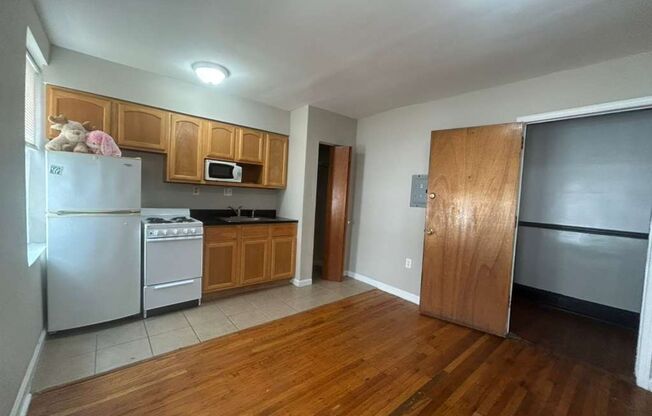 Studio, 1 bath, 280 sqft, $990, Unit B15