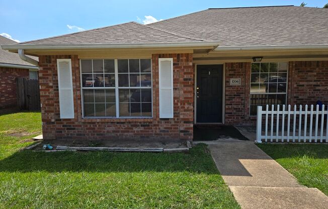 Bryan - 3 bedroom / 2 bath / duplex / fenced in yard / West Bryan