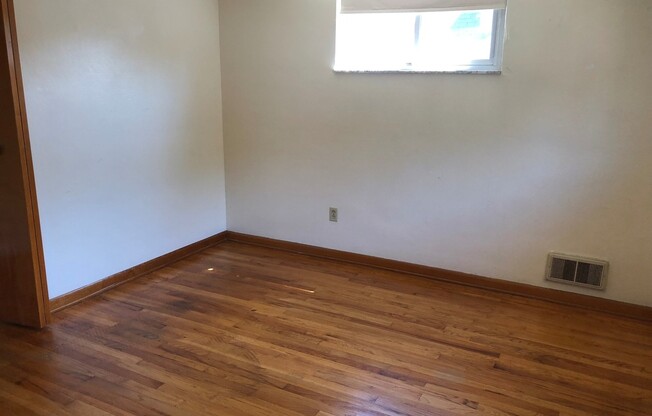 2 beds, 1 bath, $995, Unit 2