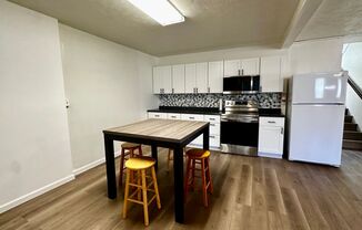 2 beds, 2 baths, $3,400, Unit 3007 Lanikaula St.