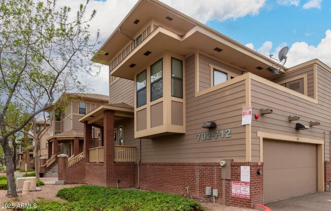 CUTE TOWNHOME AVAILABLE NOW NEAR TEMPE TOWN LAKE!!!