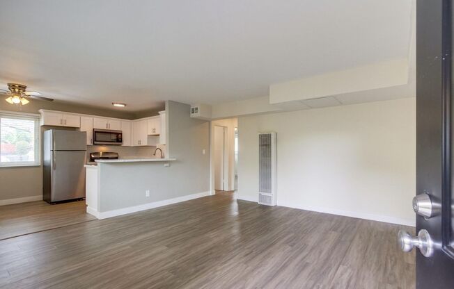 Upgraded 2 Bed/1 Bath Golden Hill