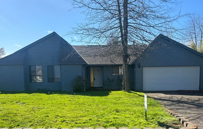 Beautiful 3 Bedroom, 2 bathroom House in Great Quiet Neighborhood.