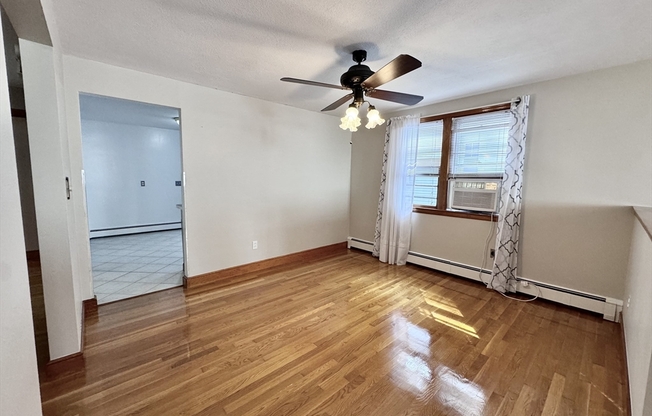 3 beds, 1 bath, 1,350 sqft, $3,000, Unit 31