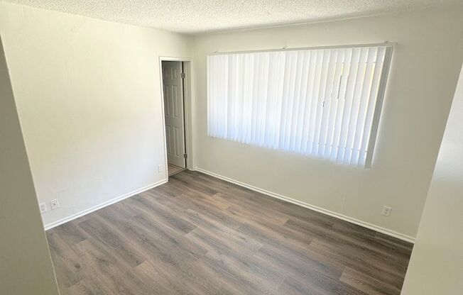 2bd/1ba in North Hills with parking!