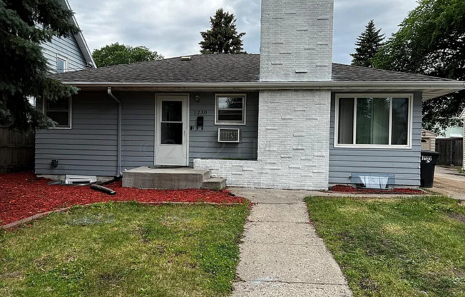 *RENT SPECIAL* 4 Bed 2 Bath Home - North Fargo