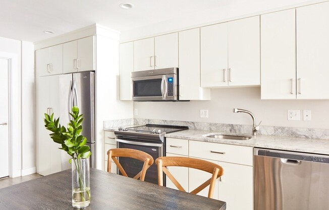 2 beds, 2 baths, $4,800, Unit 407