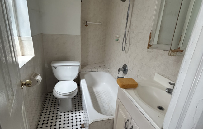2 beds, 1 bath, $2,900, Unit C8