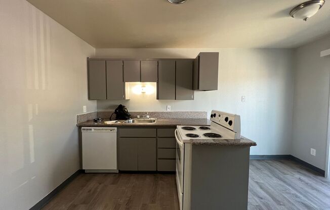 2 beds, 1 bath, 840 sqft, $1,350, Unit 685