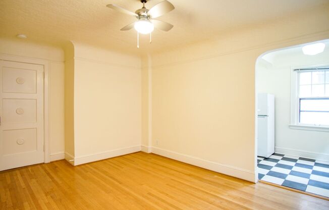 Vintage NW Classic Studio Close to NW 21st & 23rd Ready Mid-May!
