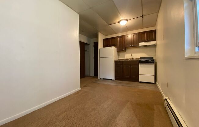 1 bed, 1 bath, $985, Unit B