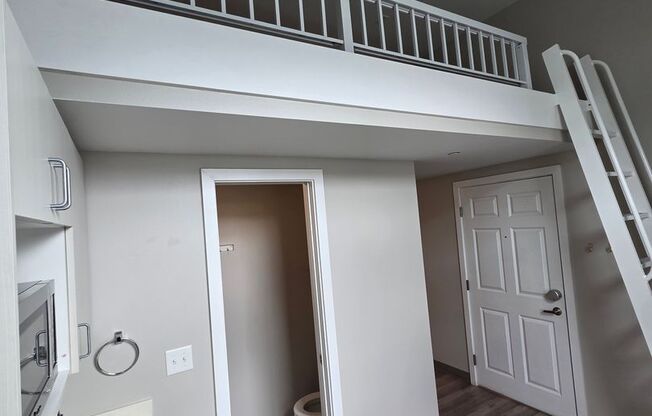 Studio, 1 bath, 172 sqft, $1,300, Unit B7