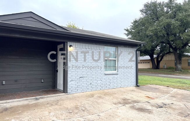 Cozy 1/1 Corner Lot in Weatherford For Rent!