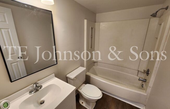 2 beds, 1 bath, $795, Unit 2571 Green Oaks B