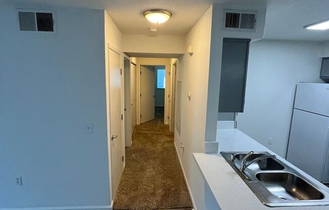 2 beds, 1 bath, 848 sqft, $1,900, Unit 1806