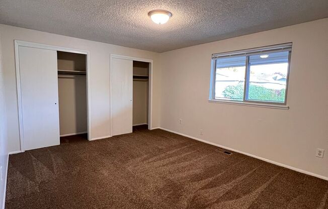 3 beds, 1 bath, 850 sqft, $1,275, Unit 4209-2