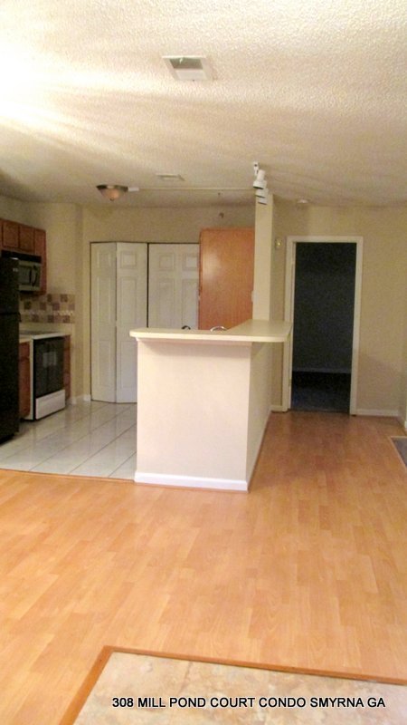 ENJOY THIS BEAUTIFUL CONDO NESTLED IN THE WOODS NEAR A FOUNTAIN WITH FAST/EASY ACCESS TO ATLANTA CITY LIFE,  DOWNTOWN AND THE AIRPORT!