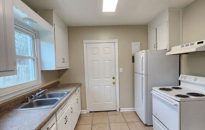 2 beds, 1 bath, $1,295