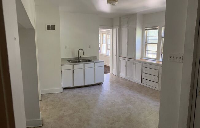 2 beds, 1 bath, $895