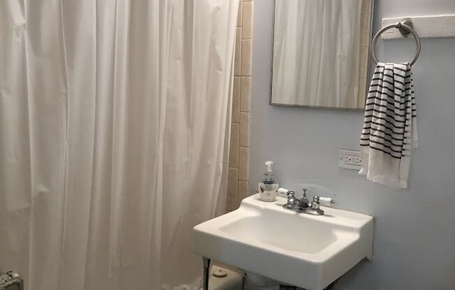 Studio, 1 bath, 750 sqft, $1,095, Unit 326-1C