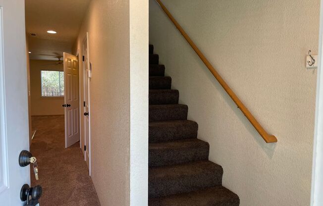 ***Holiday Move-In Special $500 Off First Months Rent*** Very Nice 3 Bedroom 2.5 Bathroom Townhome Located in White City