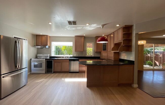 Nice and clean three bedrooms and two bathroom on a quiet cul-de-sac (Single-story house)