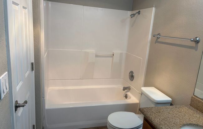 2 beds, 1 bath, $2,195, Unit UNIT 2